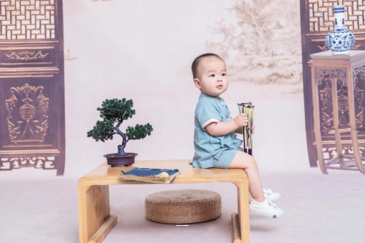 安溪宝宝边吃奶边挣扎烦躁